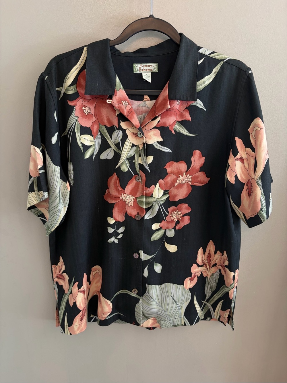 TOMMY BAHAMA 100% silk Hawaiian BUTTON DOWN SHIRT FLORAL size M
